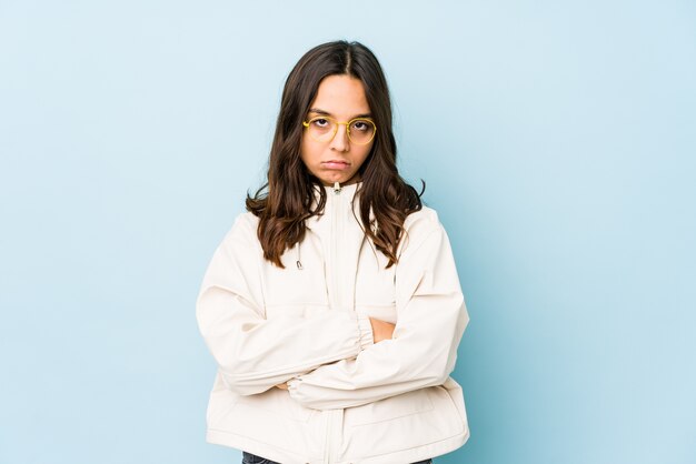 Mujer joven aislada en azul