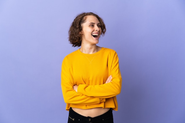 Mujer joven aislada feliz y sonriente