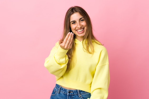 Mujer joven aislada en rosa