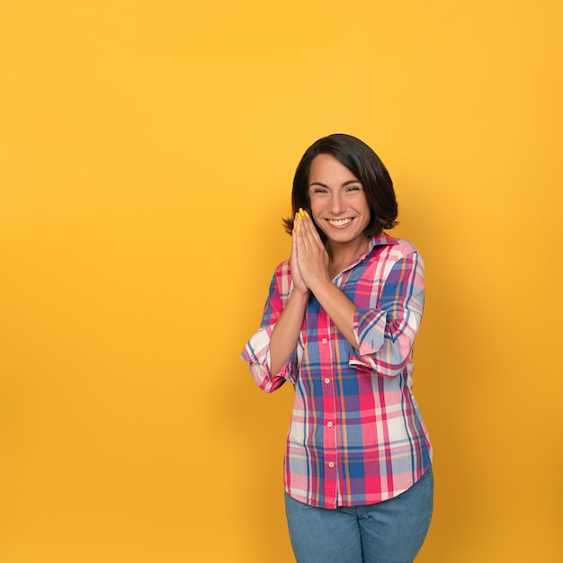 Mujer joven, aislado, en, amarillo