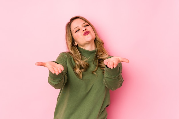 Mujer joven, aislado, en, un, rosa