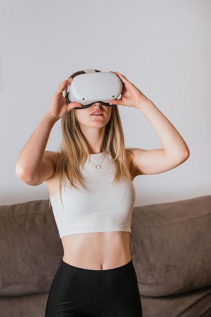 Mujer joven ajustando las gafas de realidad virtual