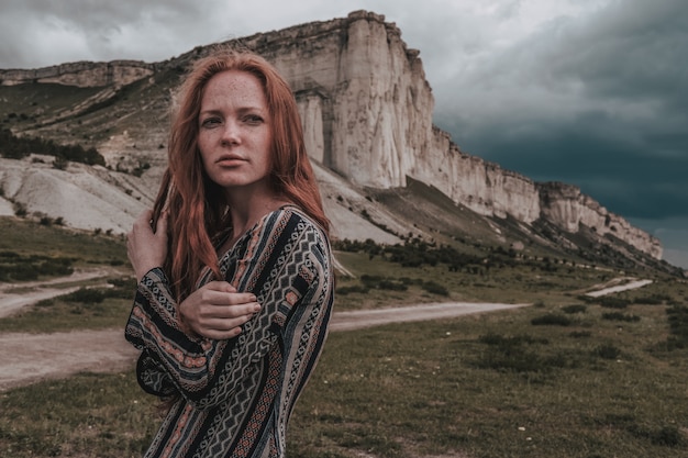 Foto mujer joven al aire libre en un campo verde