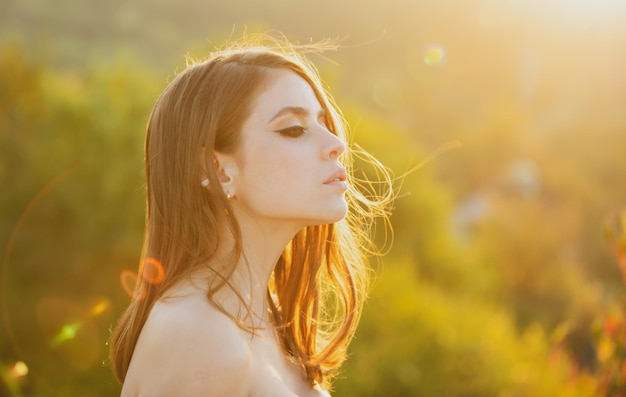 Mujer joven al aire libre disfrutando de la luz del sol primavera casual romántico retrato de mujer hermosa niña looki