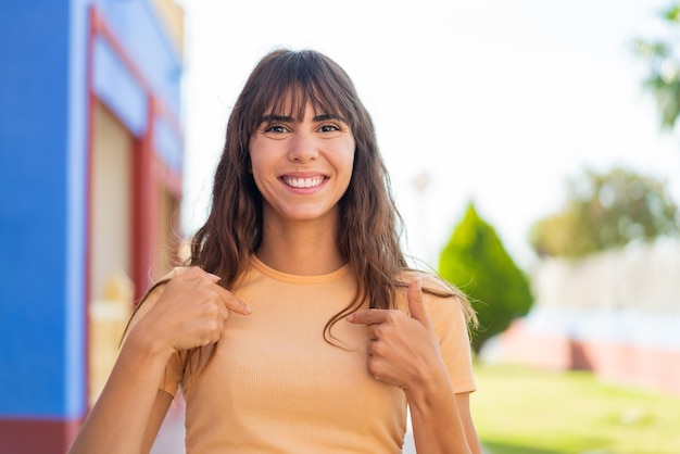 Mujer joven al aire libre con expresión facial sorpresa