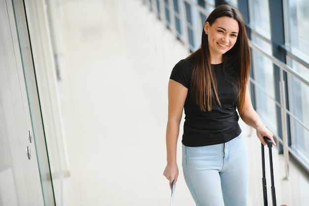 Mujer joven alegre y atractiva viajando por el mundo