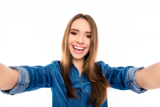 Mujer joven alegre bastante positiva haciendo selfie