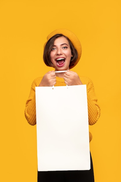 Foto mujer joven alegre con bolsa blanca