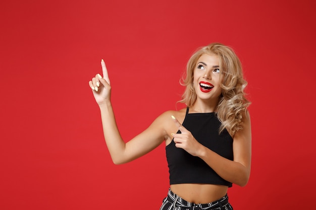 Mujer joven alegre emocionada en ropa negra posando