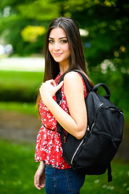 Foto mujer joven alegre con mochila al aire libre