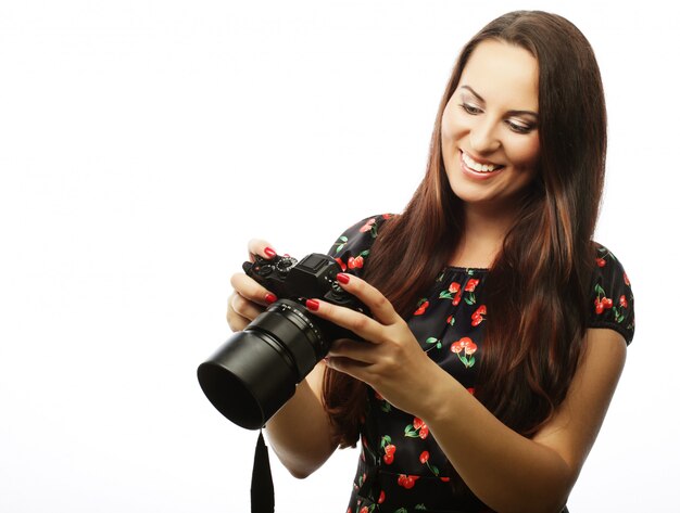 Mujer joven alegre que hace la foto