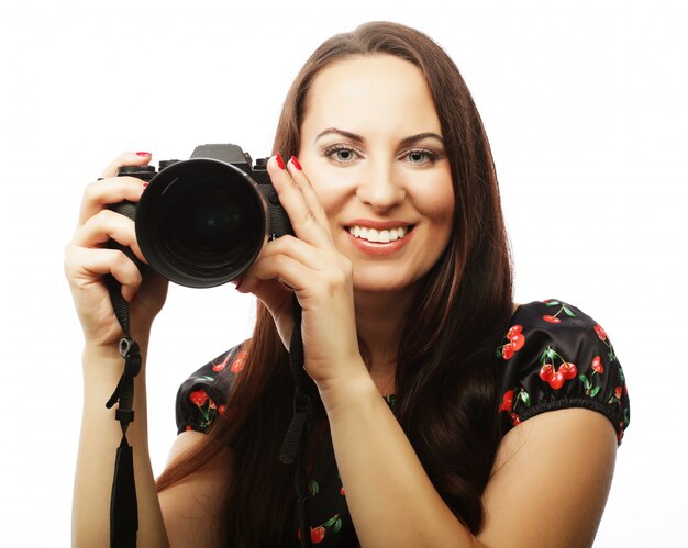 Mujer joven alegre que hace la foto