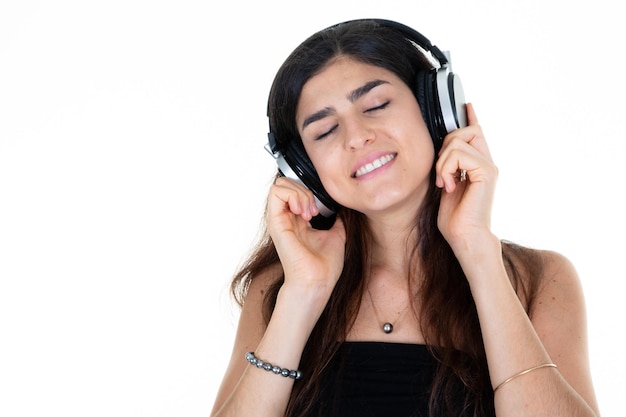 Mujer joven alegre sonriendo ojo cerrado sueño escuchar música canción en auriculares