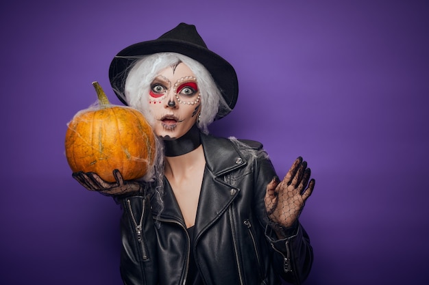 Mujer joven alegre en traje de halloween