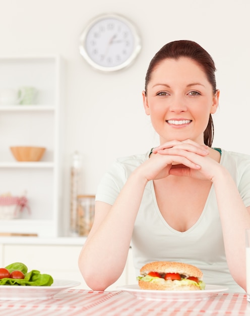 Mujer joven almorzando