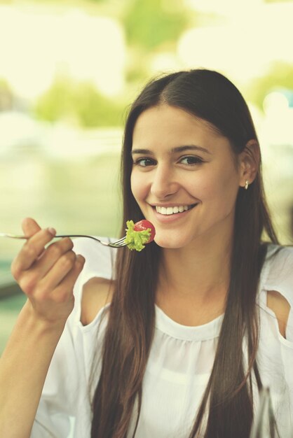 mujer joven almuerza ensalada fresca y saludable en el restaurante