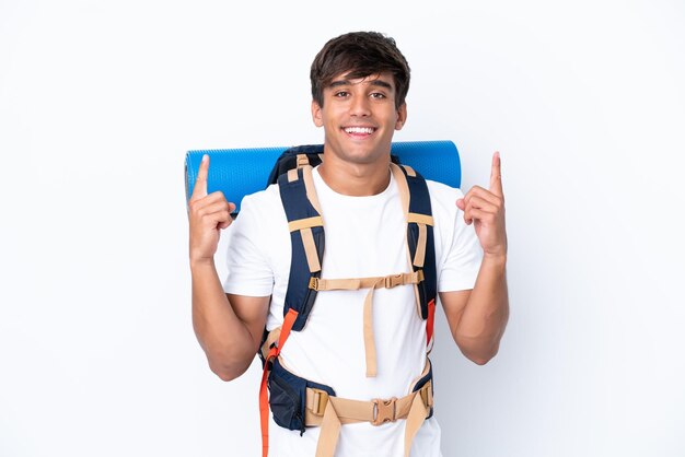 Mujer joven alpinista con una gran mochila sobre fondo blanco aislado apuntando hacia una gran idea