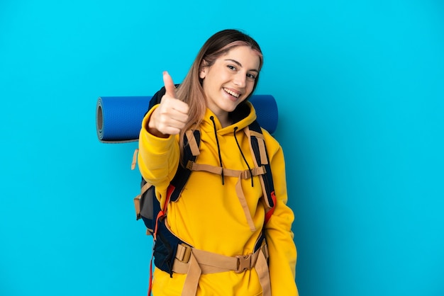 Mujer joven alpinista con una mochila grande aislada