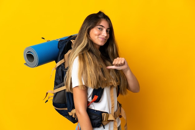 Mujer joven alpinista con una mochila grande aislada