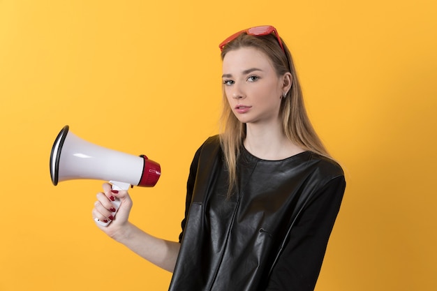 Mujer joven, con, altavoz