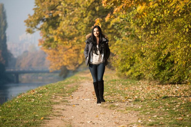 mujer joven, ambulante, en, bosque, por, el, bosque, exterior, durante, otoño