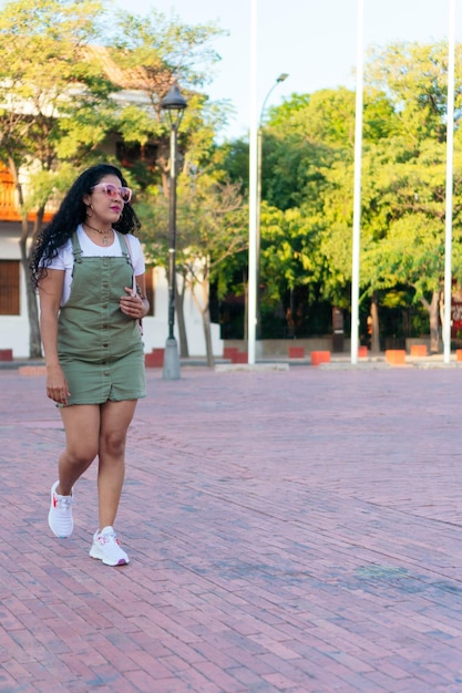 Mujer joven, ambulante, en, calle