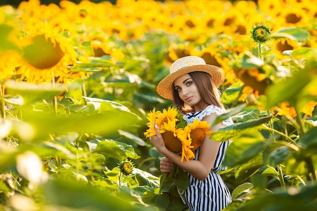 mujer joven, ambulante, en, el, campo, hacia, el, sol, tenencia, un, girasol