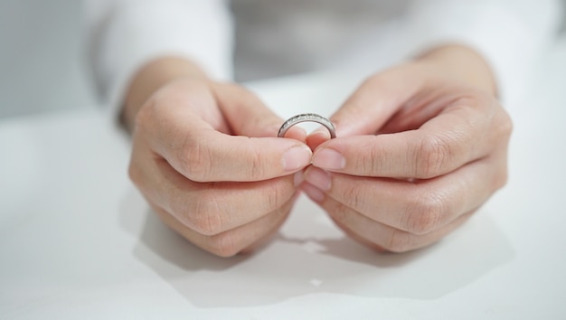 mujer joven con anillos de boda