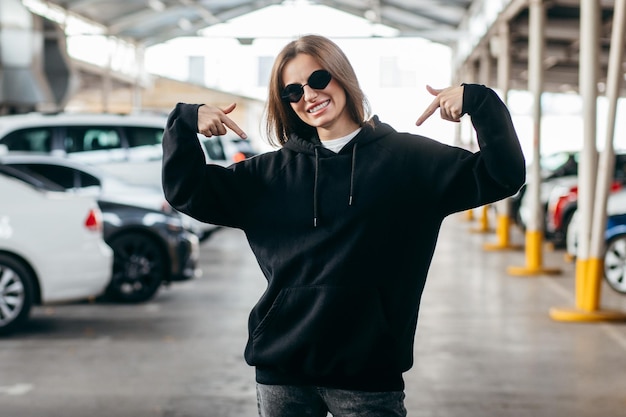 mujer joven, en, anteojos, y, negro, hoodie