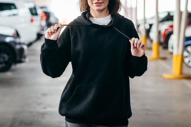 mujer joven, en, anteojos, y, negro, hoodie