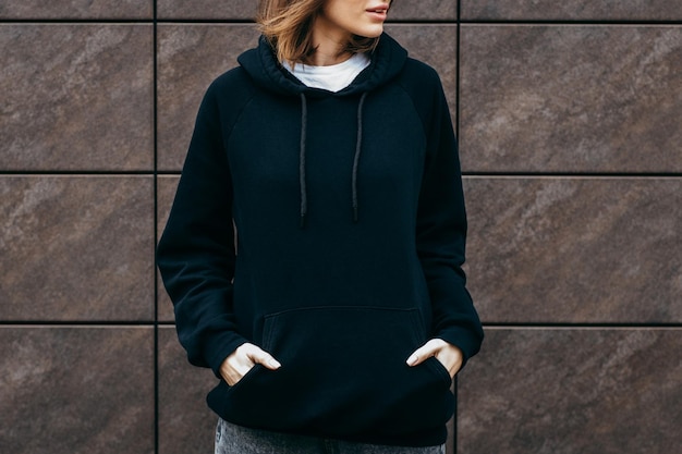 mujer joven, en, anteojos, y, negro, hoodie