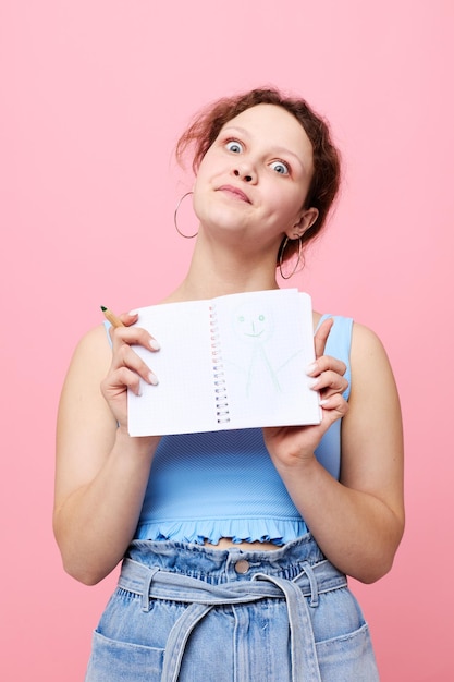 Mujer joven aprendiendo con cuaderno y pluma closeup inalterado