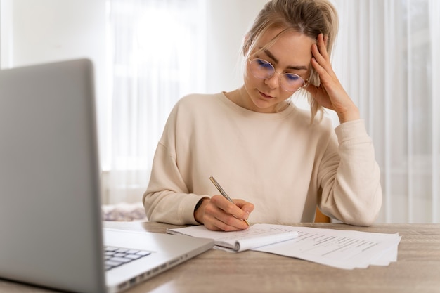 Mujer joven aprendiendo inglés en línea