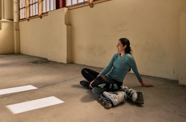 Mujer joven aprendiendo a patinar