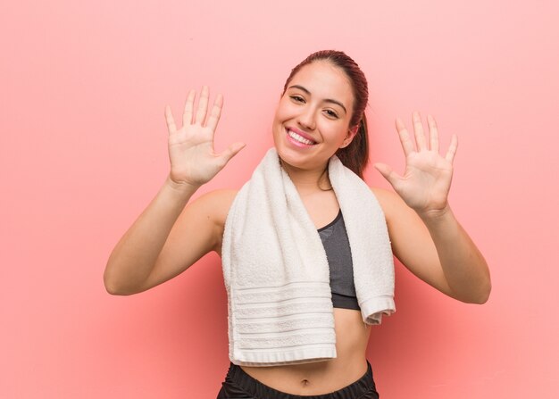 Foto mujer joven de la aptitud que muestra el número diez