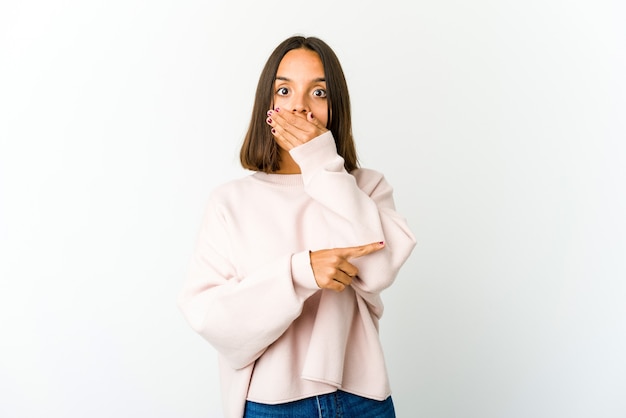 Mujer joven apuntando hacia el lado