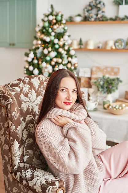 Mujer joven con árbol de navidad