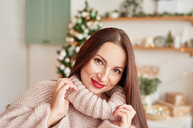 Mujer joven con árbol de navidad