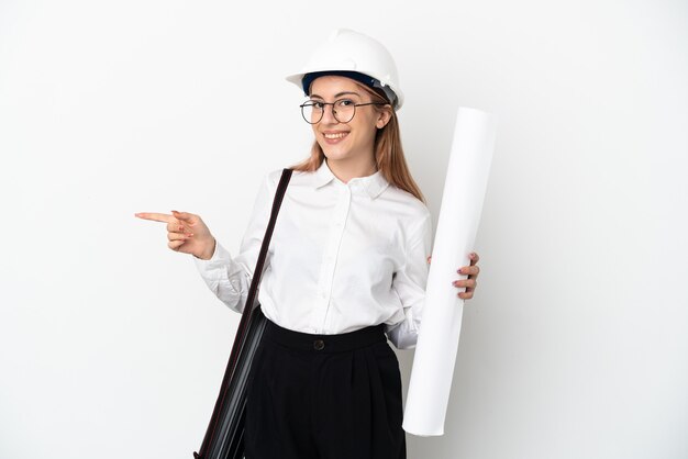 Foto mujer joven arquitecto con casco y sosteniendo planos aislados
