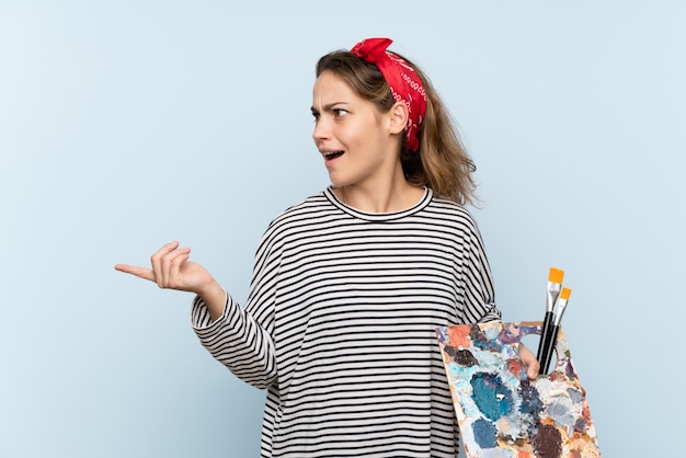 Foto mujer joven artista sosteniendo una paleta