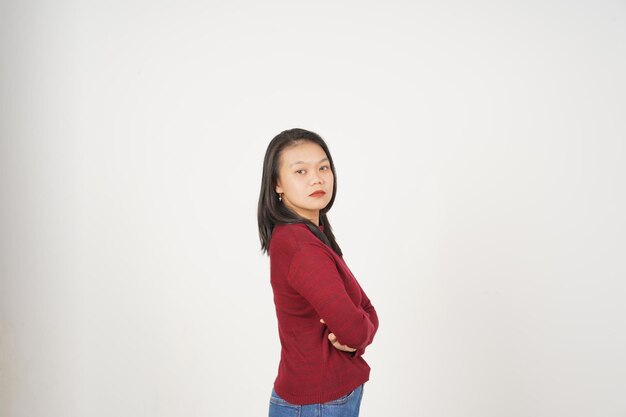 Foto mujer joven asiática con camiseta roja brazos cruzados con cara seria aislada sobre fondo blanco