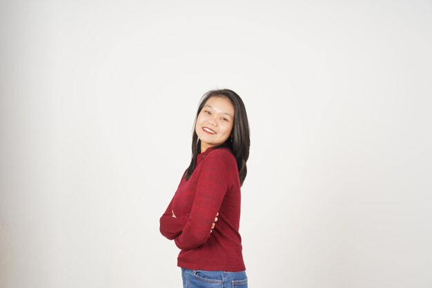 Foto mujer joven asiática en camiseta roja con los brazos cruzados y sonriendo a la cámara aislada sobre un fondo blanco