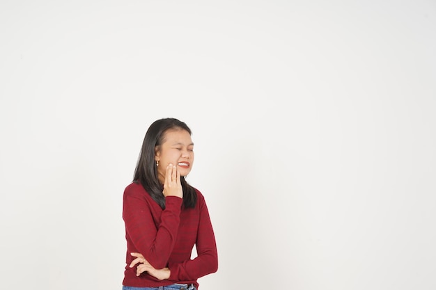 Mujer joven asiática con camiseta roja que sufre dolor de dientes gesto aislado en fondo blanco