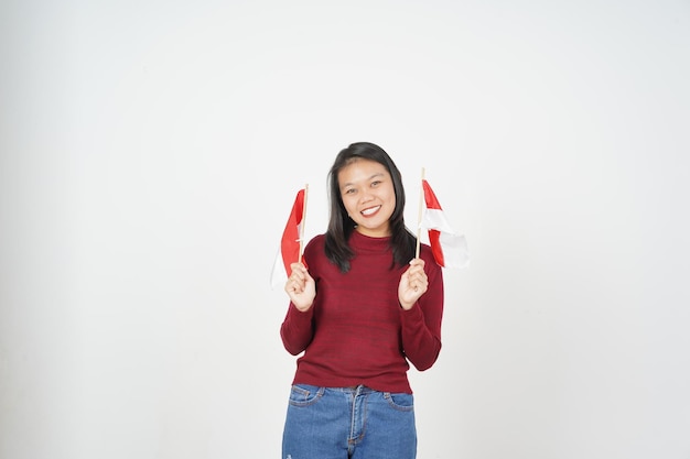 Foto mujer joven asiática con camiseta roja sosteniendo la bandera de indonesia concepto del día de la independencia aislado en fondo blanco