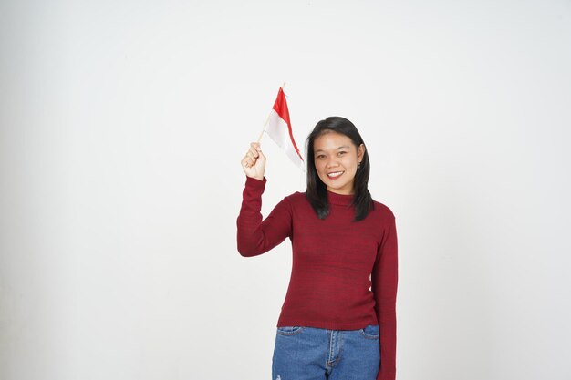 Foto mujer joven asiática con camiseta roja sosteniendo la bandera de indonesia concepto del día de la independencia aislado en fondo blanco