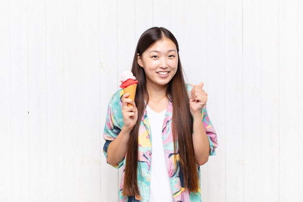 Mujer joven asiática con un concepto de verano helado