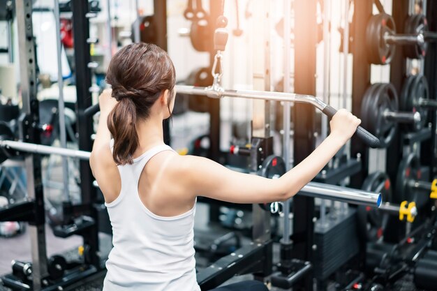 Mujer joven asiática entrenando en el gimnasio