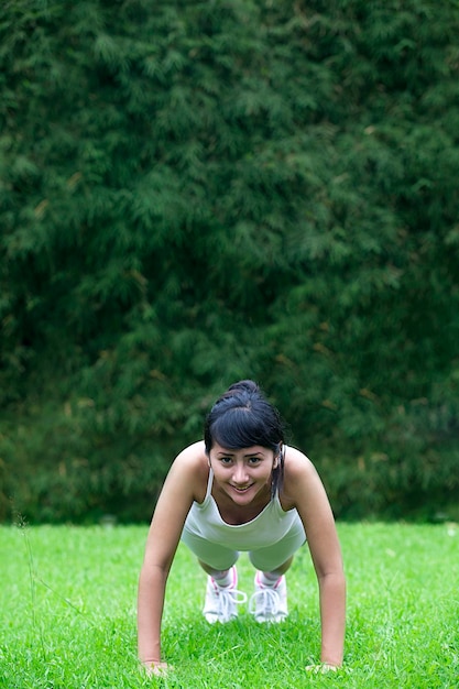 Mujer joven asiática haciendo ejercicio al aire libre