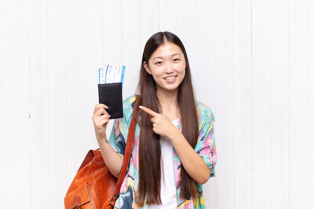 Mujer joven asiática con pasaporte
