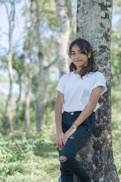 Mujer joven asiática con poses y peinado de moda